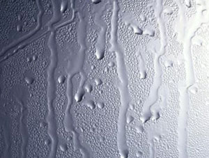 Как се образува конденза по стъклопакети и рамки на прозорци?