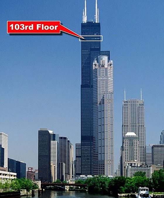 Уникални стъклени балкони на небостъргача Willis Tower в Чикаго