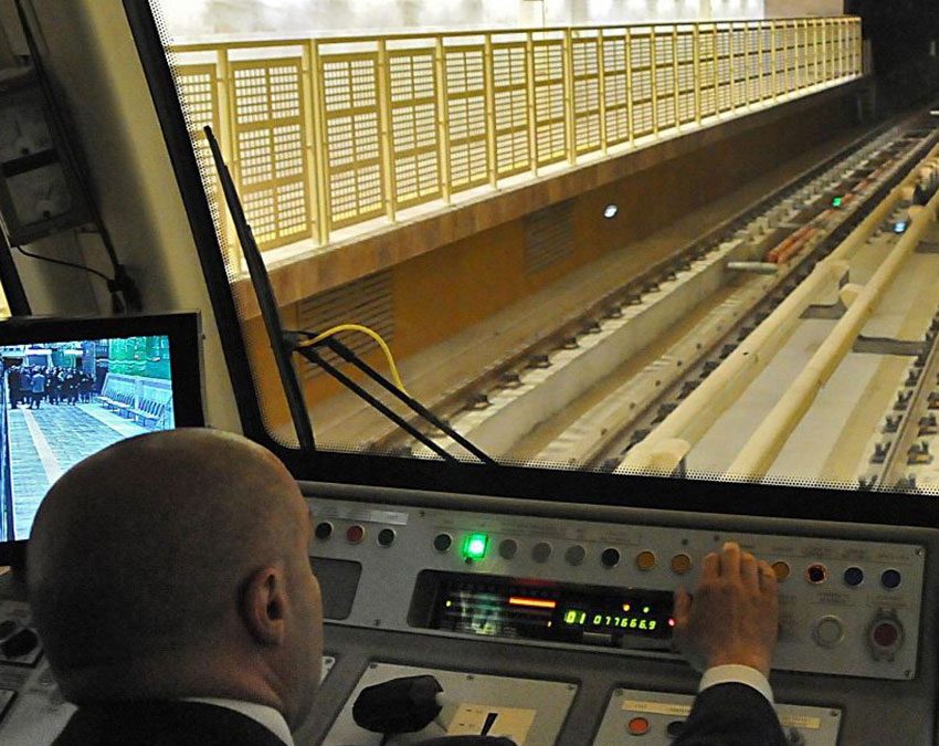 Стъклени прегради в метрото по третата линия