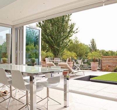 Двойносгъваемите врати са идеални за лятото