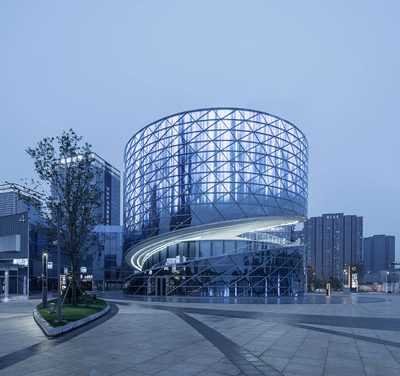 Спираловидна сграда по проект на Студио ATAH блести с ефектна стъклена фасада