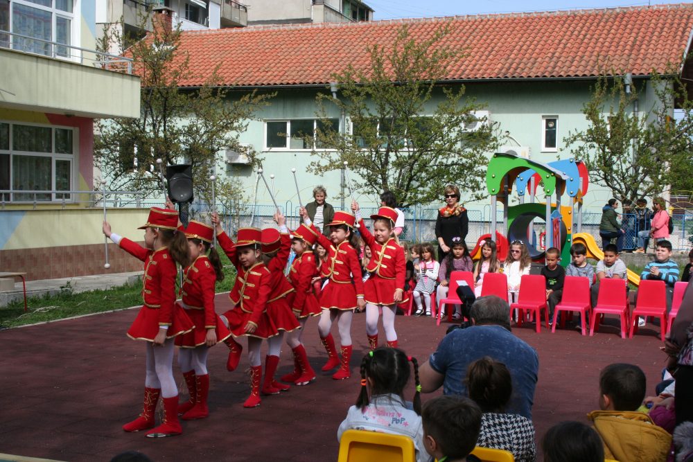 Откриха детска площадка в Костинброд, дарена от Ролпласт