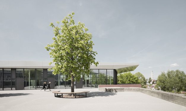 Стъклен павилион от неръждаема стомана краси училищен център