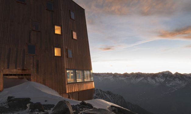 Алпийска картина оформят прозорците на хижа Schwarzensteinhütte