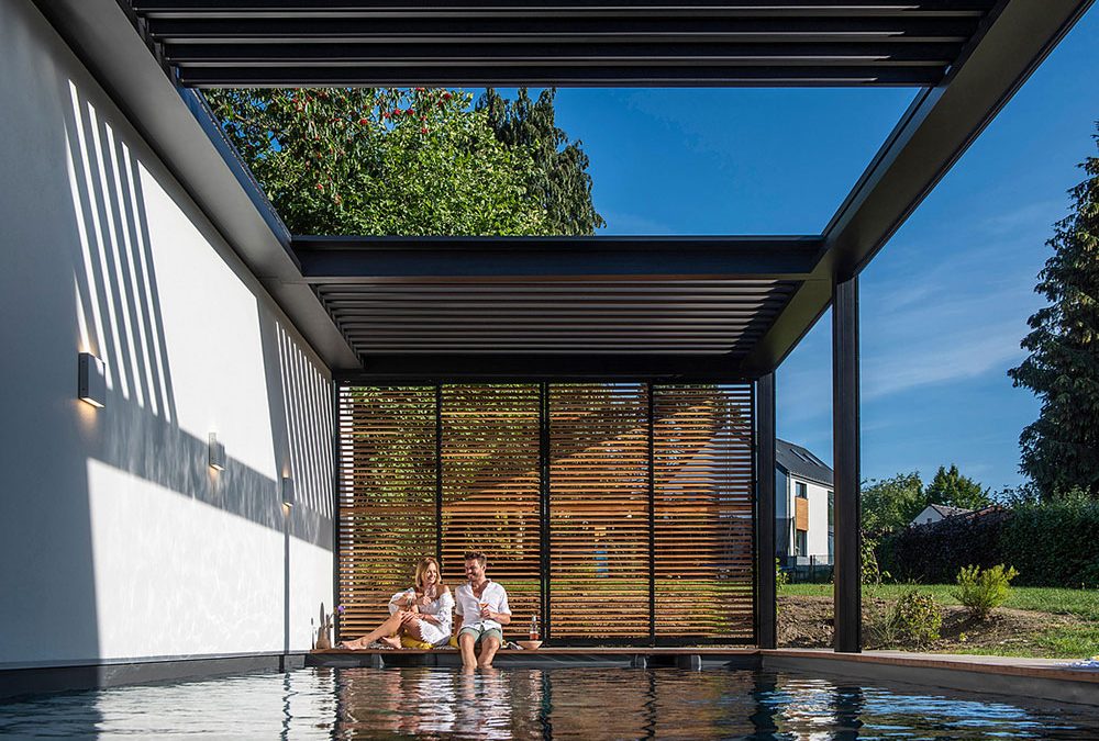 Пергола с подвижен покрив от Renson