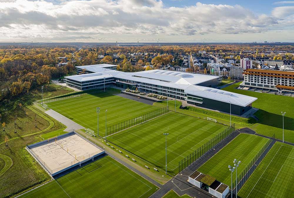 Хьорман оборудва футболните игрища на ГФС