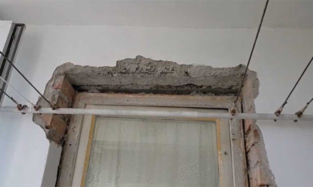 Смяна на стара дървена балконска врата с PVC дограма