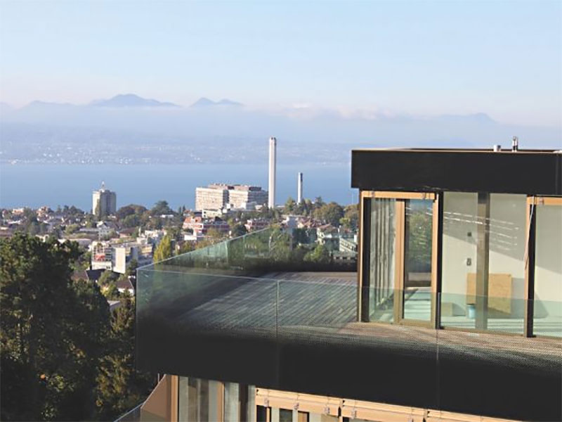 Изцяло стъклените балюстради подобряват панорамния начин на живот в Лозана