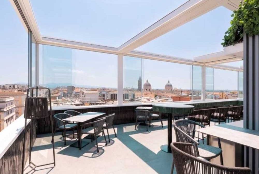 Пергола и плъзгащо се остъкляване на покривна тераса в Рим