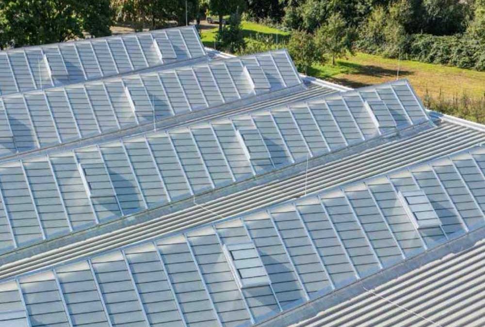 Ремонт на спортна зала с нови светлинни ленти на покрива